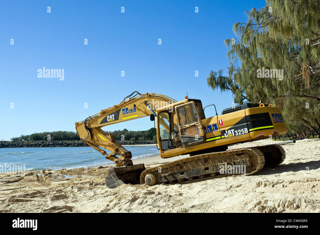 A CAT325B excavator on Mooloolaba Beach on the Sunshine Coast Stock Photo Alamy
