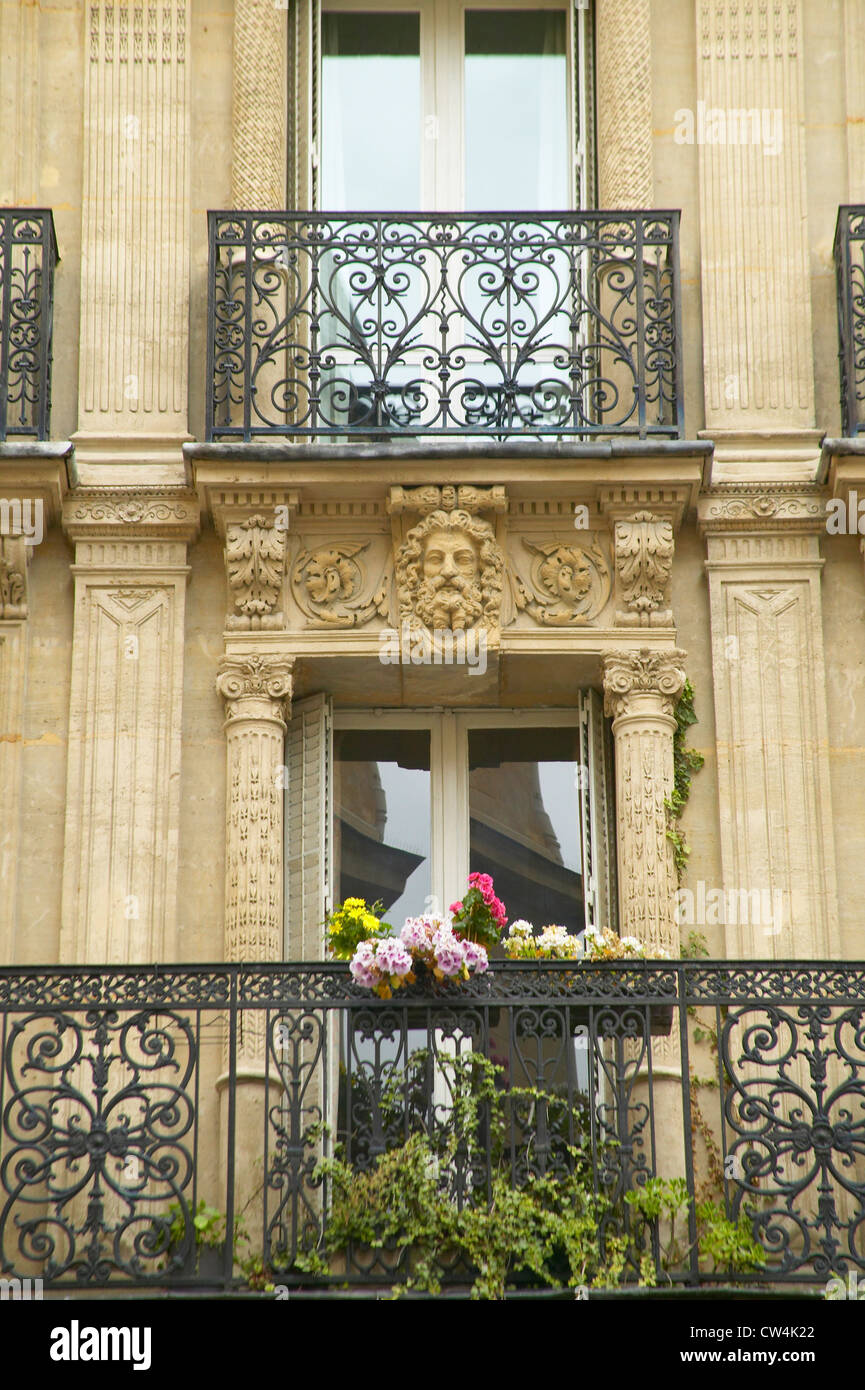 Balcony with carved statuary of apartment, Paris, France Stock Photo