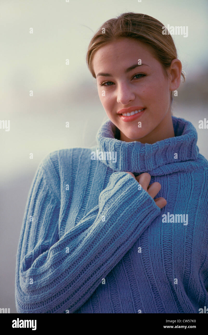 Portrait of a young woman smiling Stock Photo - Alamy