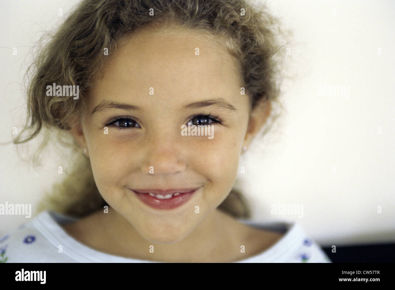 Portrait of a girl smiling Stock Photo - Alamy