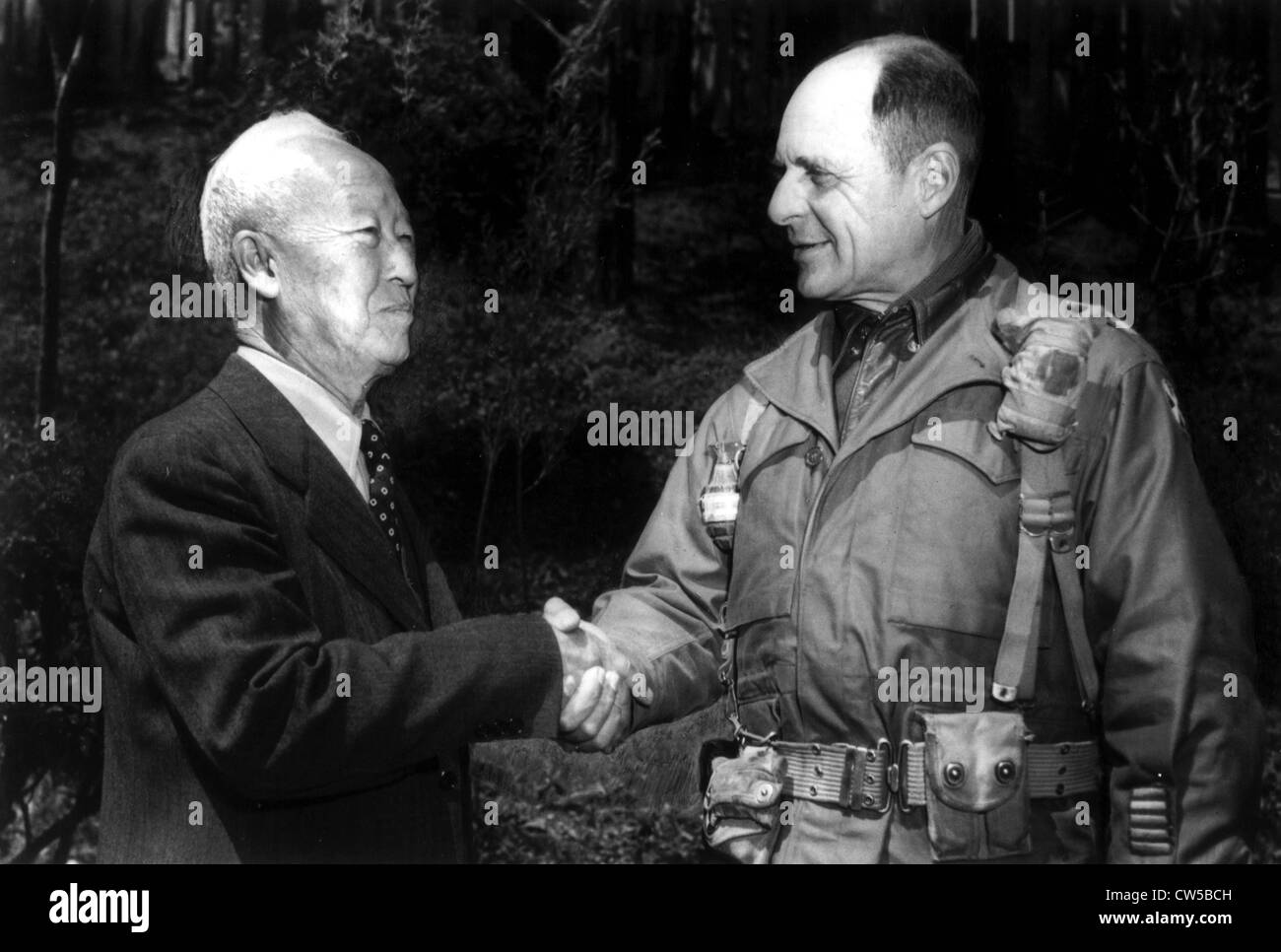 Korean War, General Ridgway, commander-in-chief of the United Nations forces, with President Syngman Rhee Stock Photo