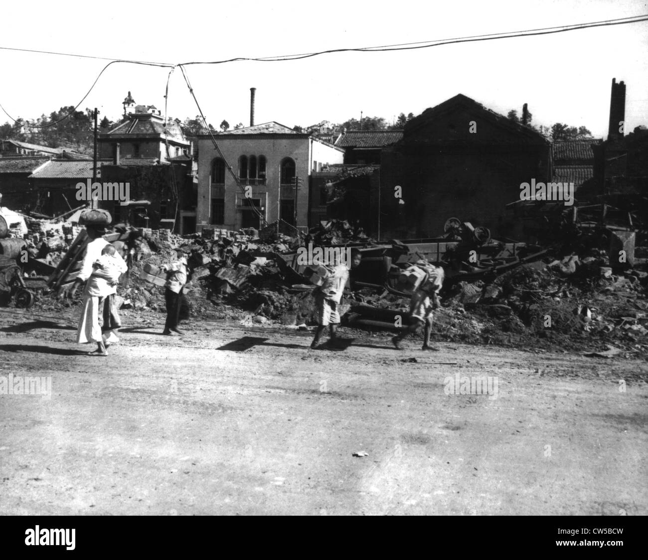 Korean War, Koreans in the middle of the ruins of Inchon Stock Photo