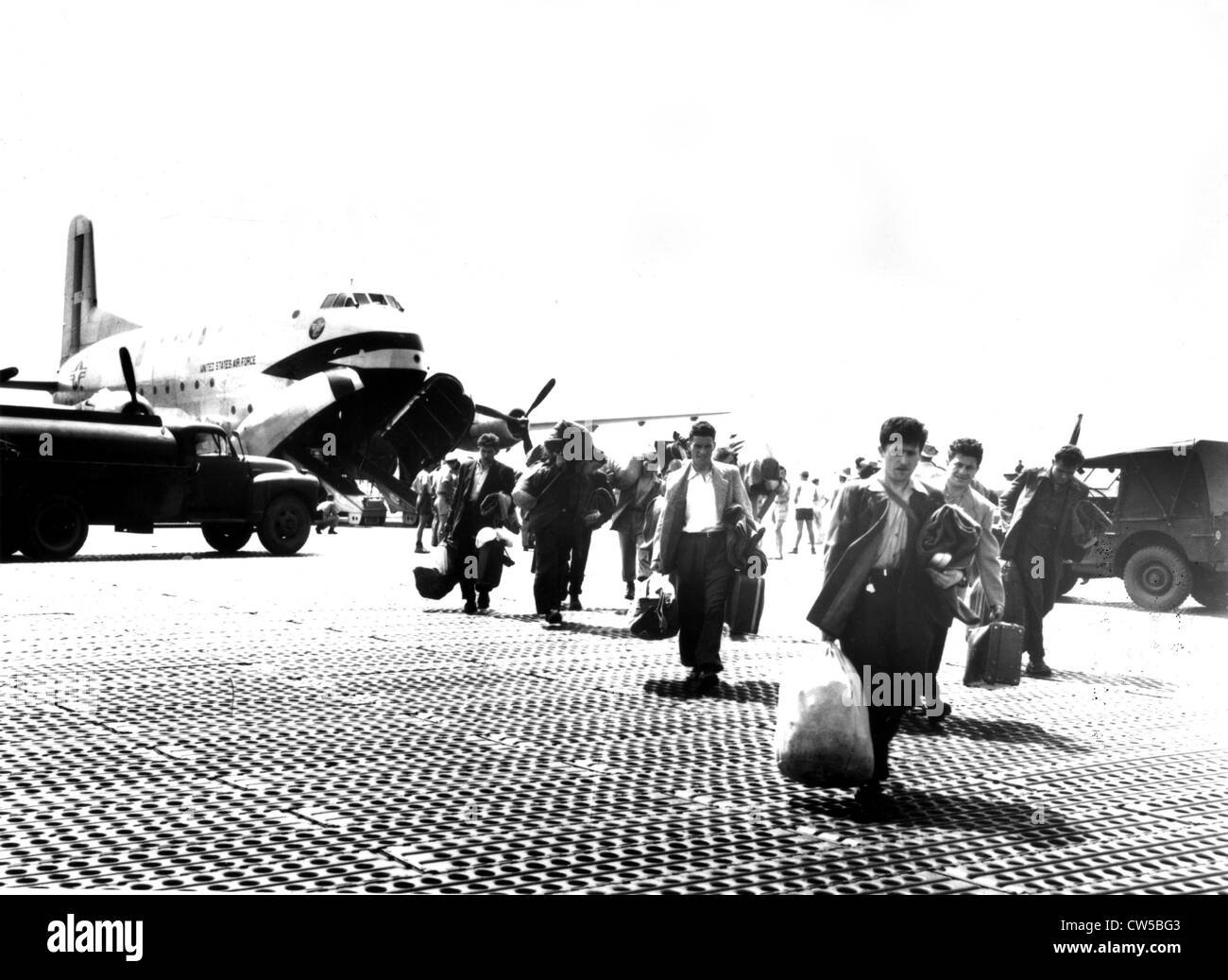 Indo-China War, Operation 'Bali Hai'. In Tourane, French troops disembark from a U.S. Air Force Douglas C124 'Globemaster' Stock Photo