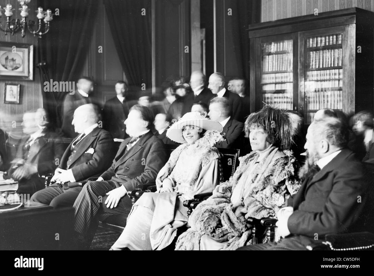 Wedding of Sacha Guitry and Yvonne Printemps. At the City Hall with Tristan Bernard and Sarah Bernhardt Stock Photo