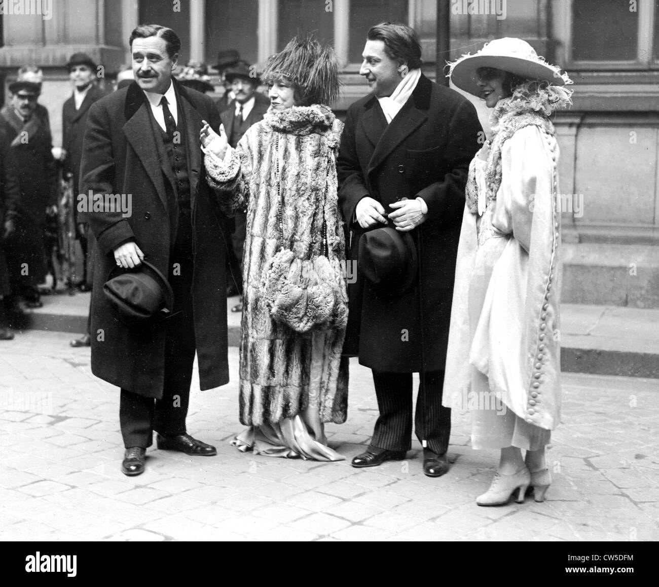 Wedding Sacha Guitry and Yvonne Printemps. In front City Hall Georges Feydeau Sacha Guitry Yvonne Printemps and Sarah Bernhardt Stock Photo