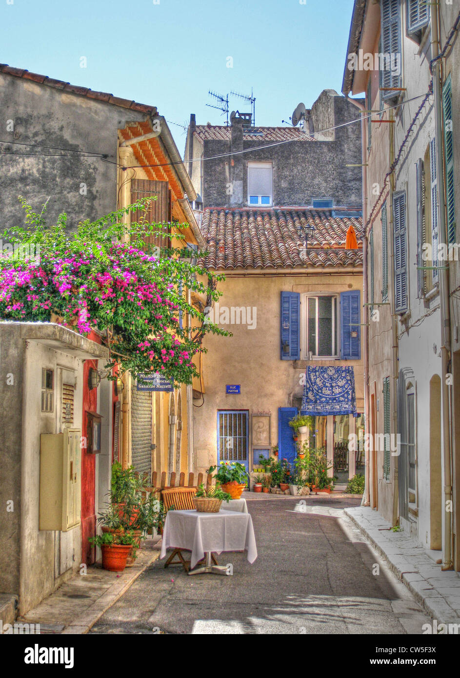 The fishing village of Cassis in Provence: a narrow back-street with a table Stock Photo