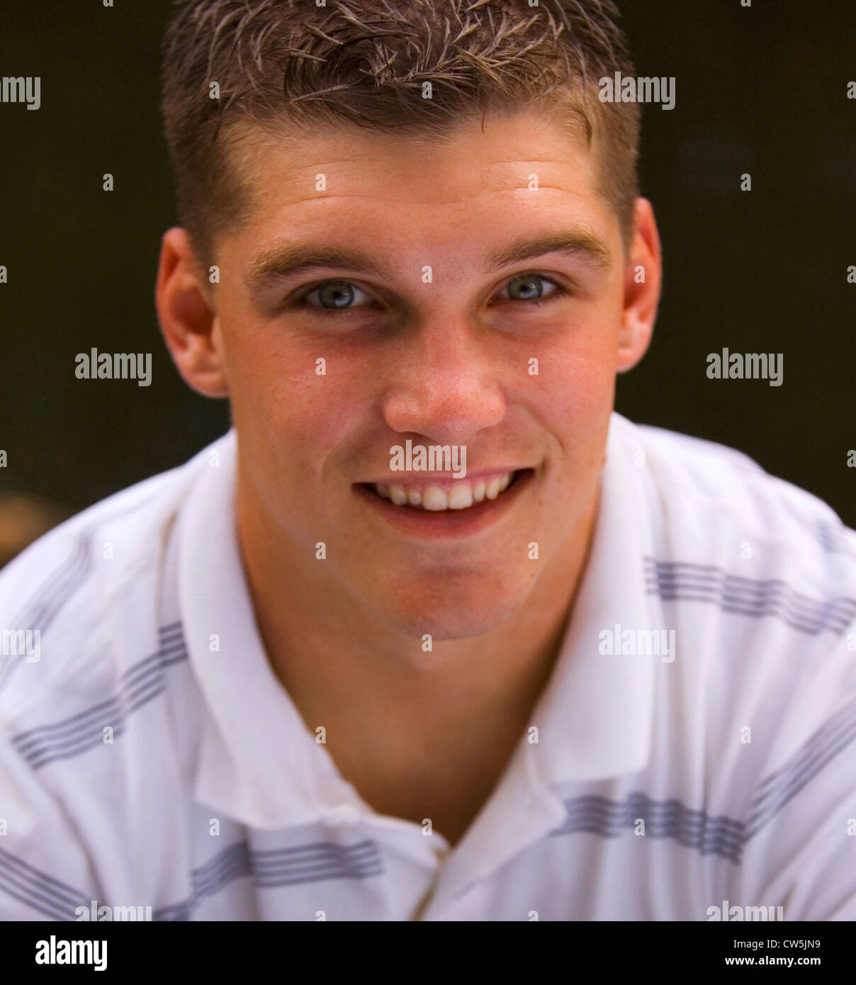 Portrait of a young man smiling Stock Photo - Alamy