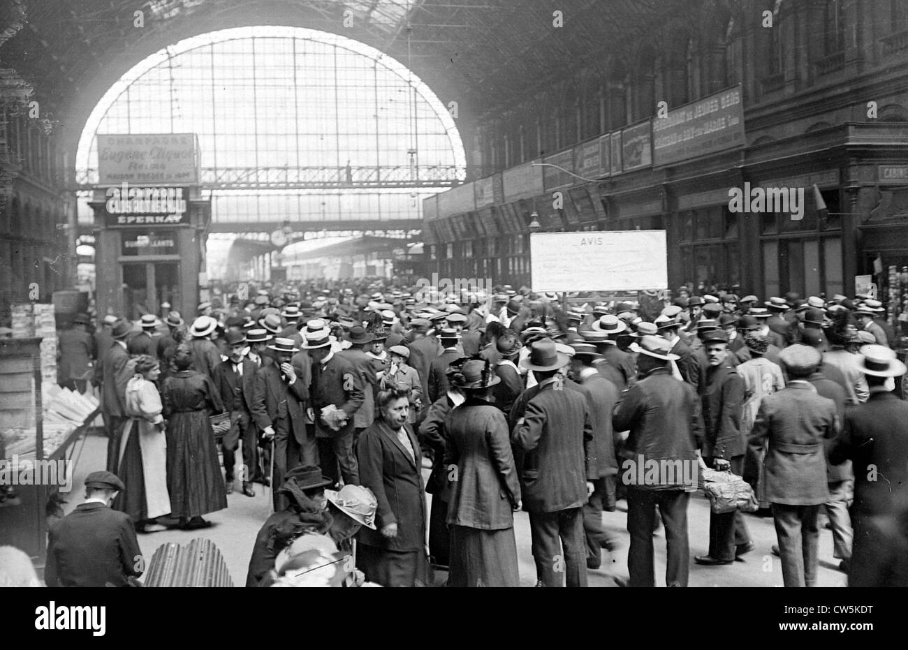 paris-east-station-crowd-august-1-1914-stock-photo-alamy