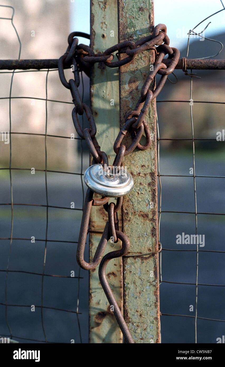 Driveway chain entrance hires stock photography and images Alamy