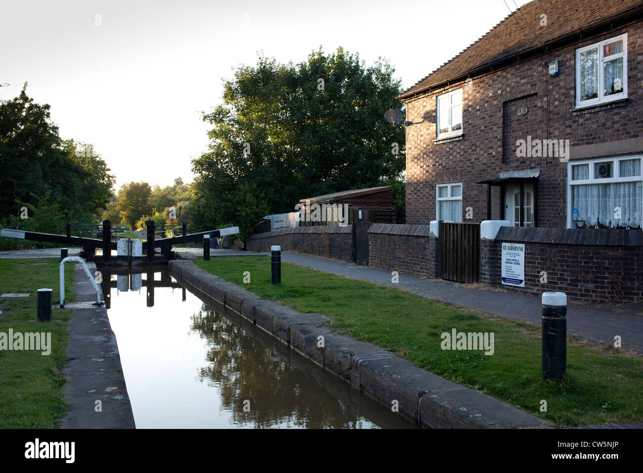 Atherstone Lock Keepers cottage on the Coventry canal. The cottage remains empty. Stock Photo