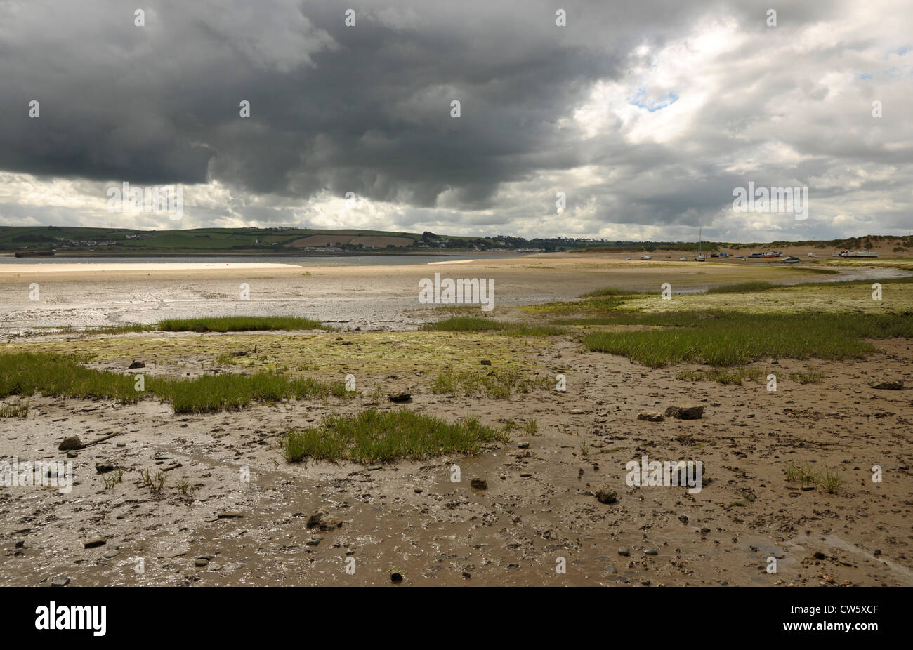 Dark clouds gather over the River Taw mudflats. North Devon. England. Estuary mudflats Contre jour image with dark storm clouds. Stock Photo