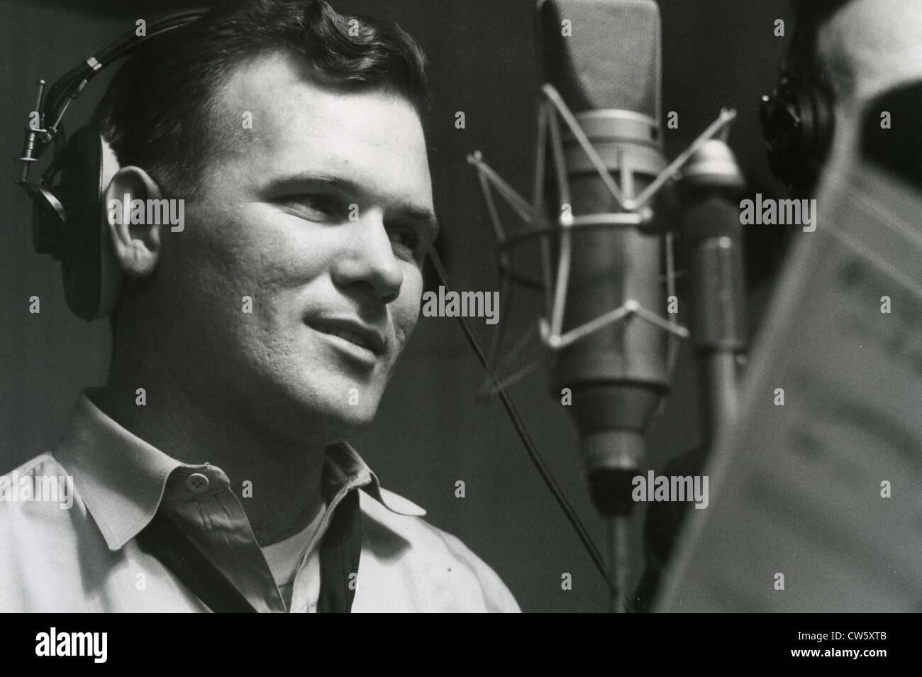 BARRY SADLER (1940-1987) US Army ex-combat medic recording his 'Ballads of the Green Berets' in the RCA studios in 1966 Stock Photo