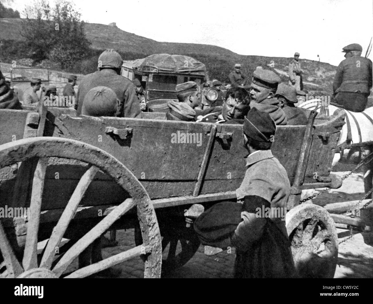 World War I. A wagon of wounded German prisoners  arriving at Mont-Saint-Eloi (1915) Stock Photo