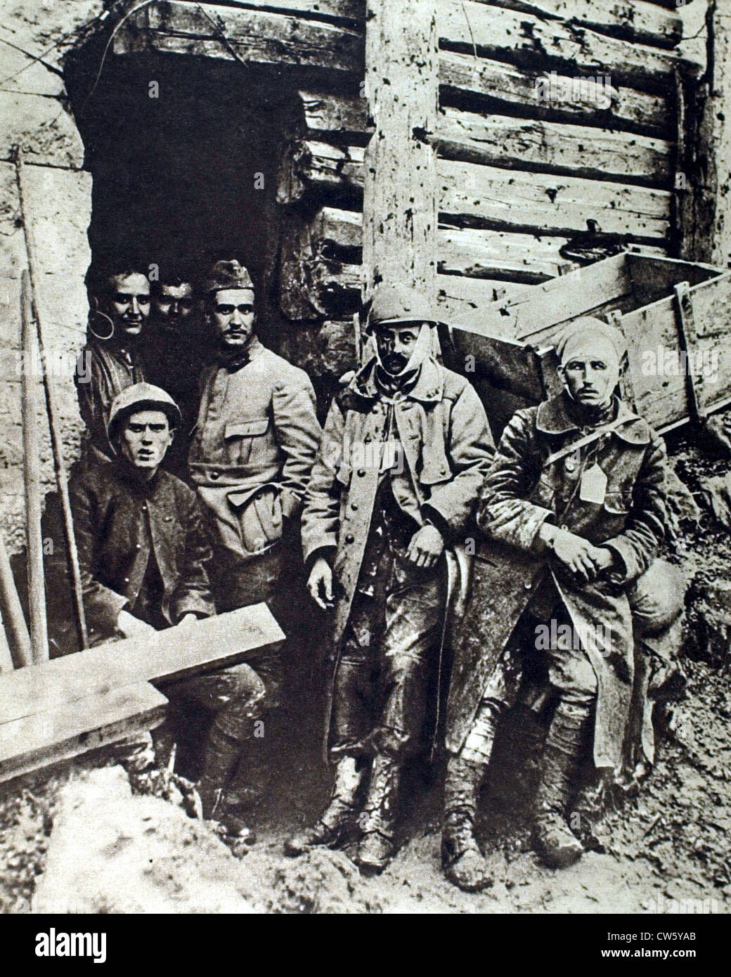 World War I. Wounded  in Le Bois de Vaux-Chapître, two soldiers at the Tavannes ambulance (1916) Stock Photo