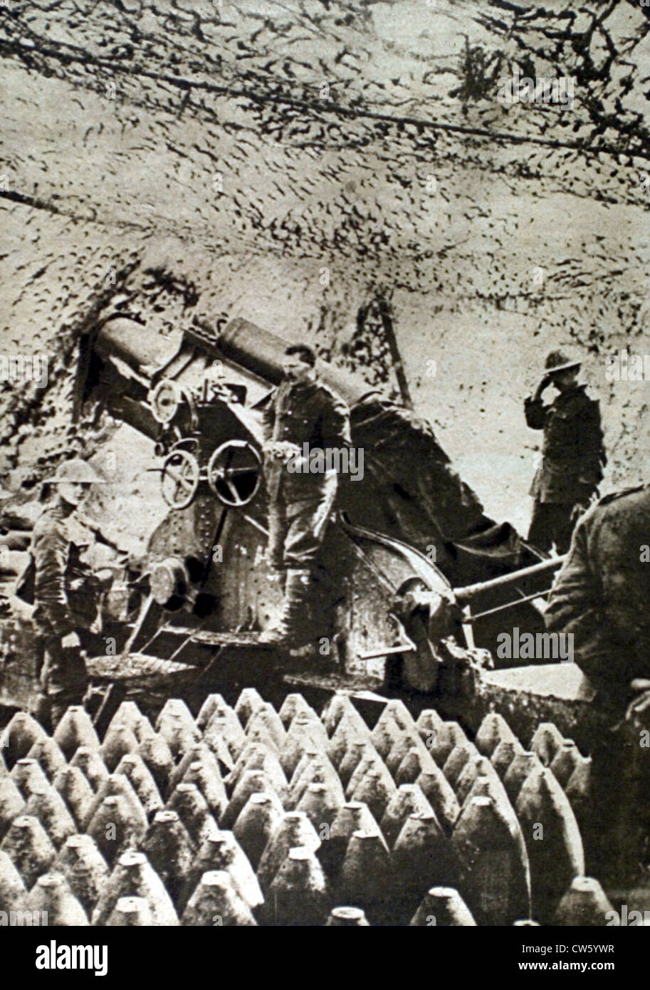 World War I. A camouflaged English 280-mm howitzer  on the Artois front Stock Photo