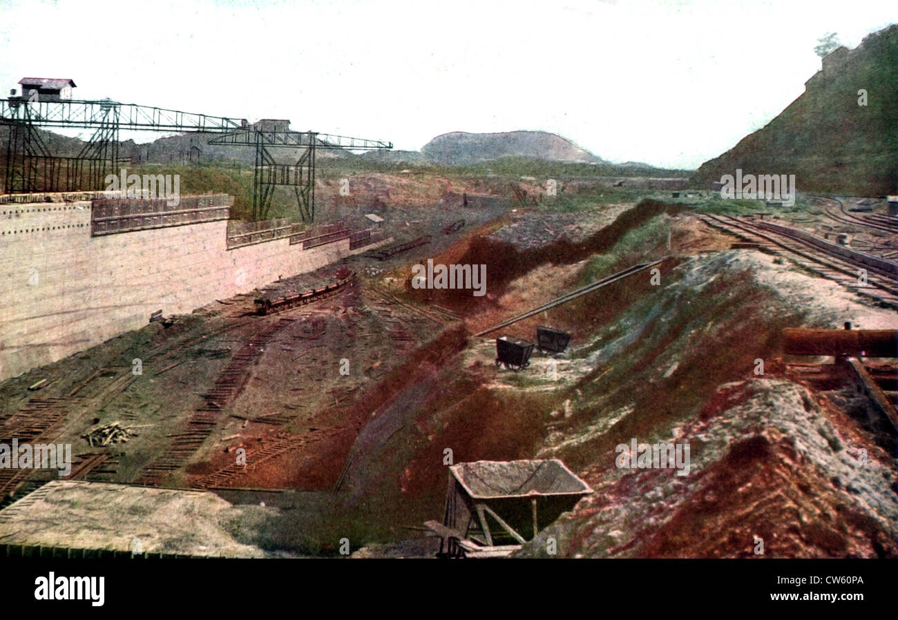 Construction of the panama canal hi-res stock photography and images ...