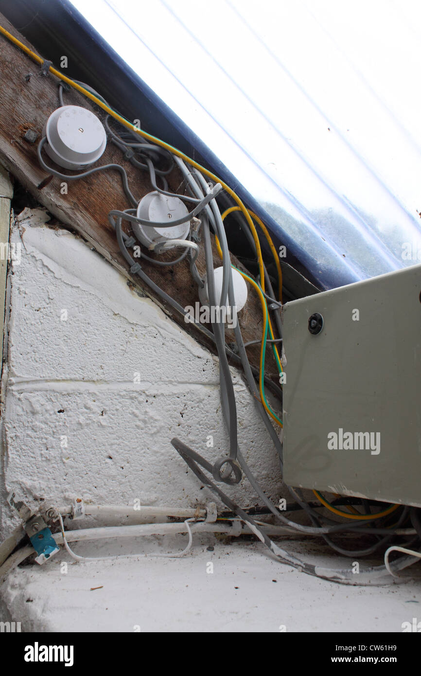 Dangerous electrical wiring hires stock photography and images Alamy