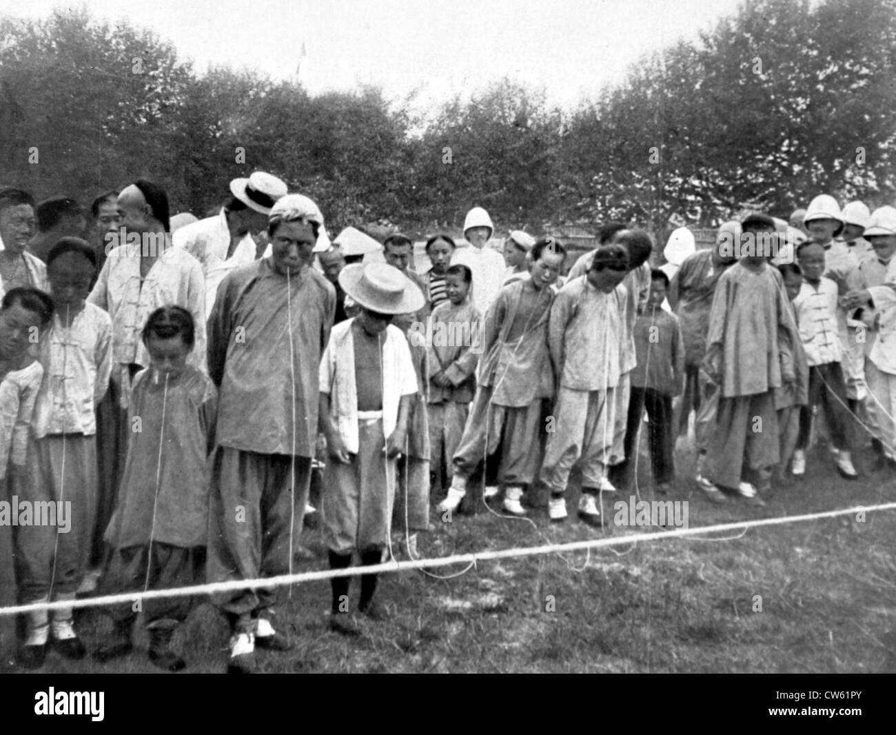 French soldiers teaching the Chinese how to play the "thread game", in