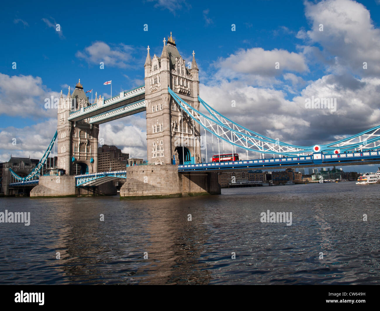 Bridge over thames hi-res stock photography and images - Alamy