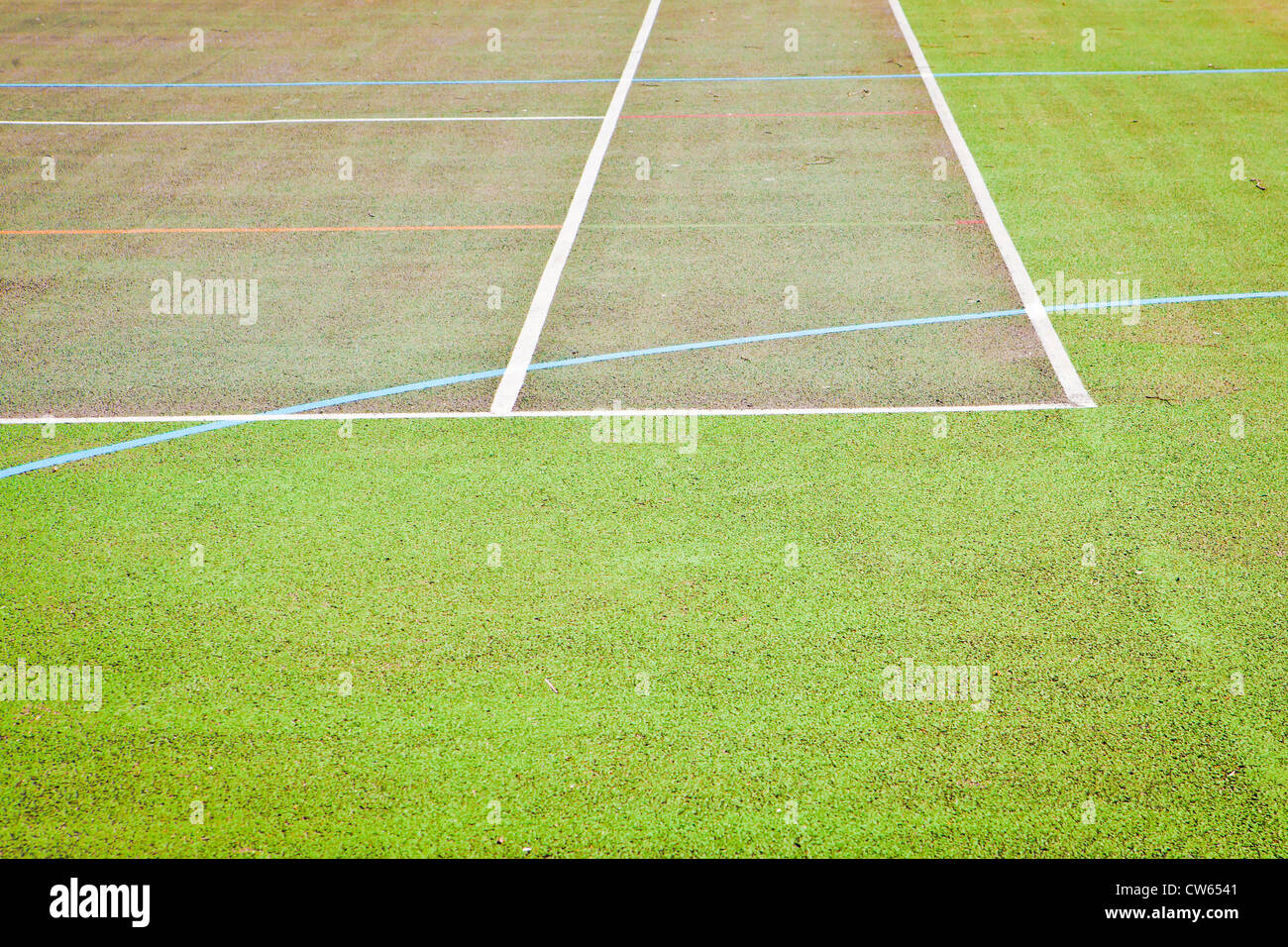 Line patterns on a tarmac tennis court Stock Photo Alamy