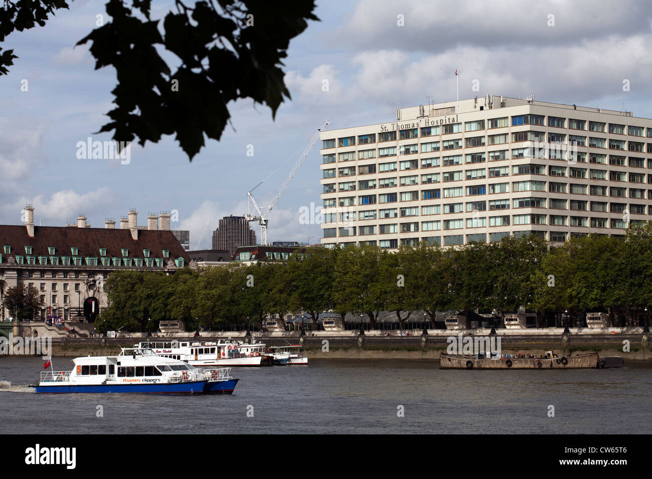 River Thames with some boats and St. Thomas Hospital Stock Photo
