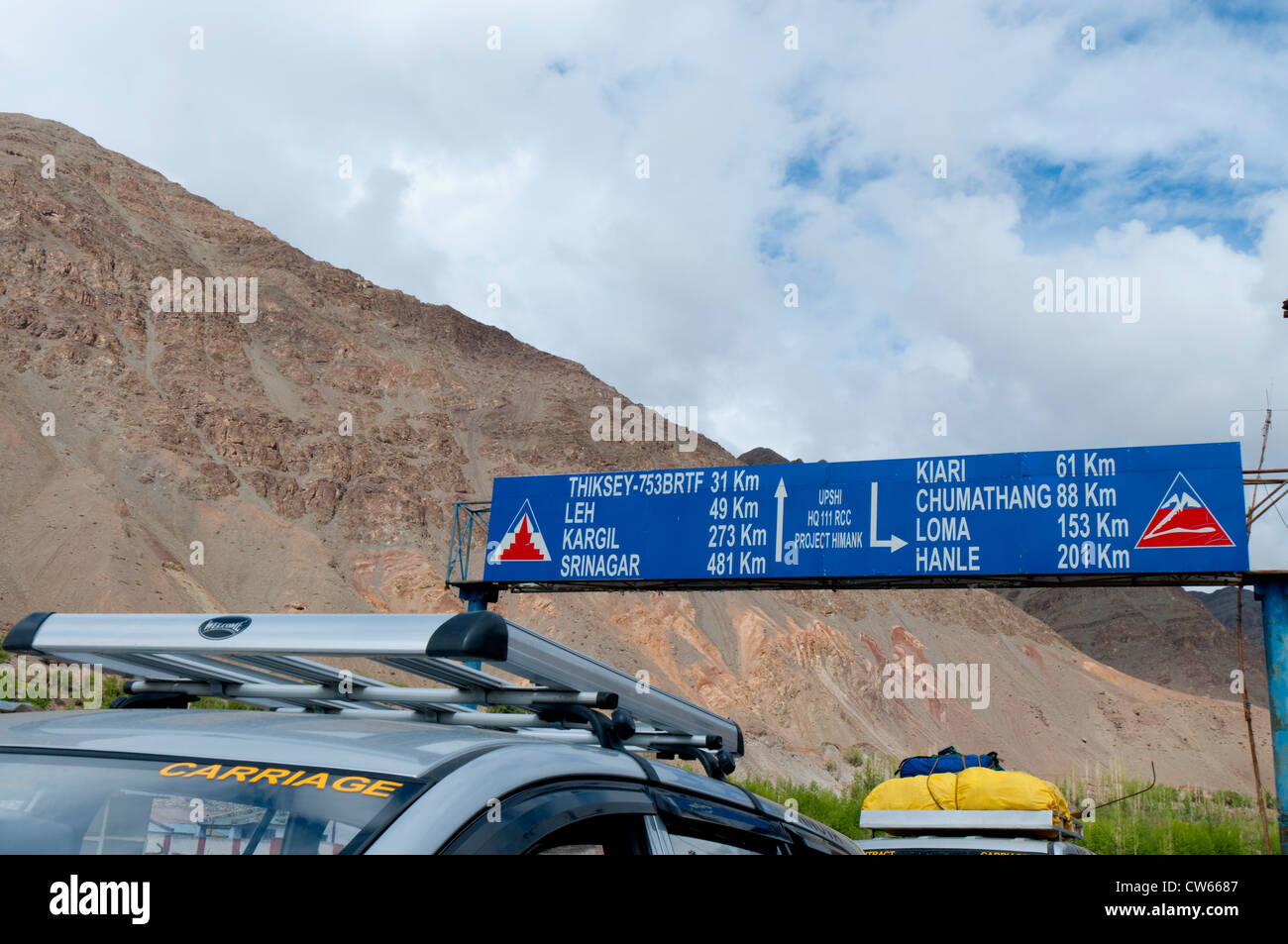 Project Himank mileage sign in a town on the Leh-Manali Highway in Ladakh, India Stock Photo