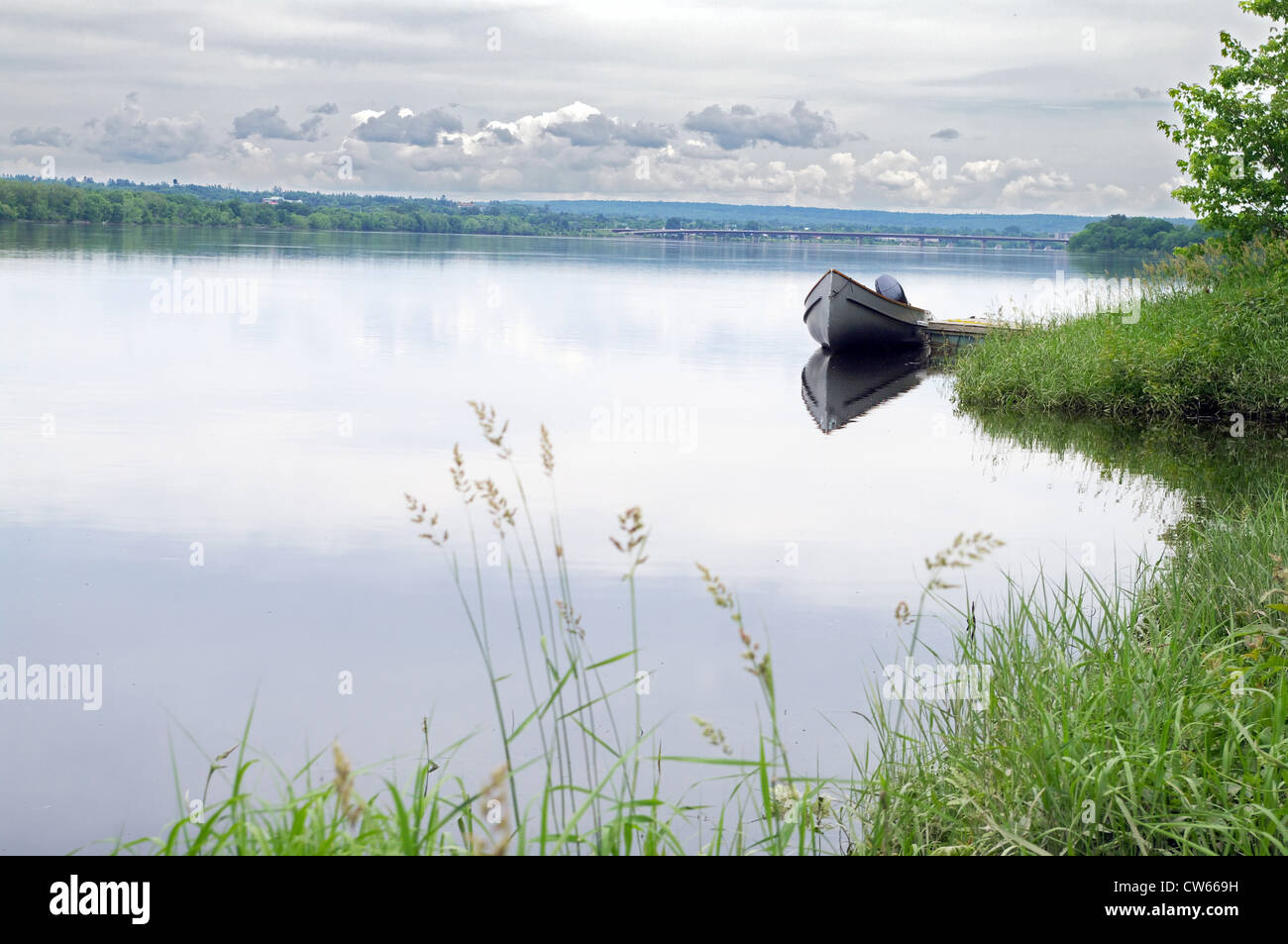 Boat tied to dock hi-res stock photography and images - Alamy