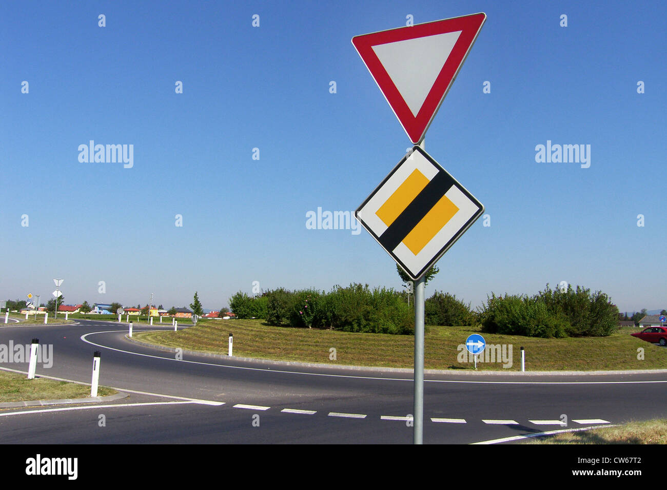Road sign roundabout routes hi-res stock photography and images - Alamy
