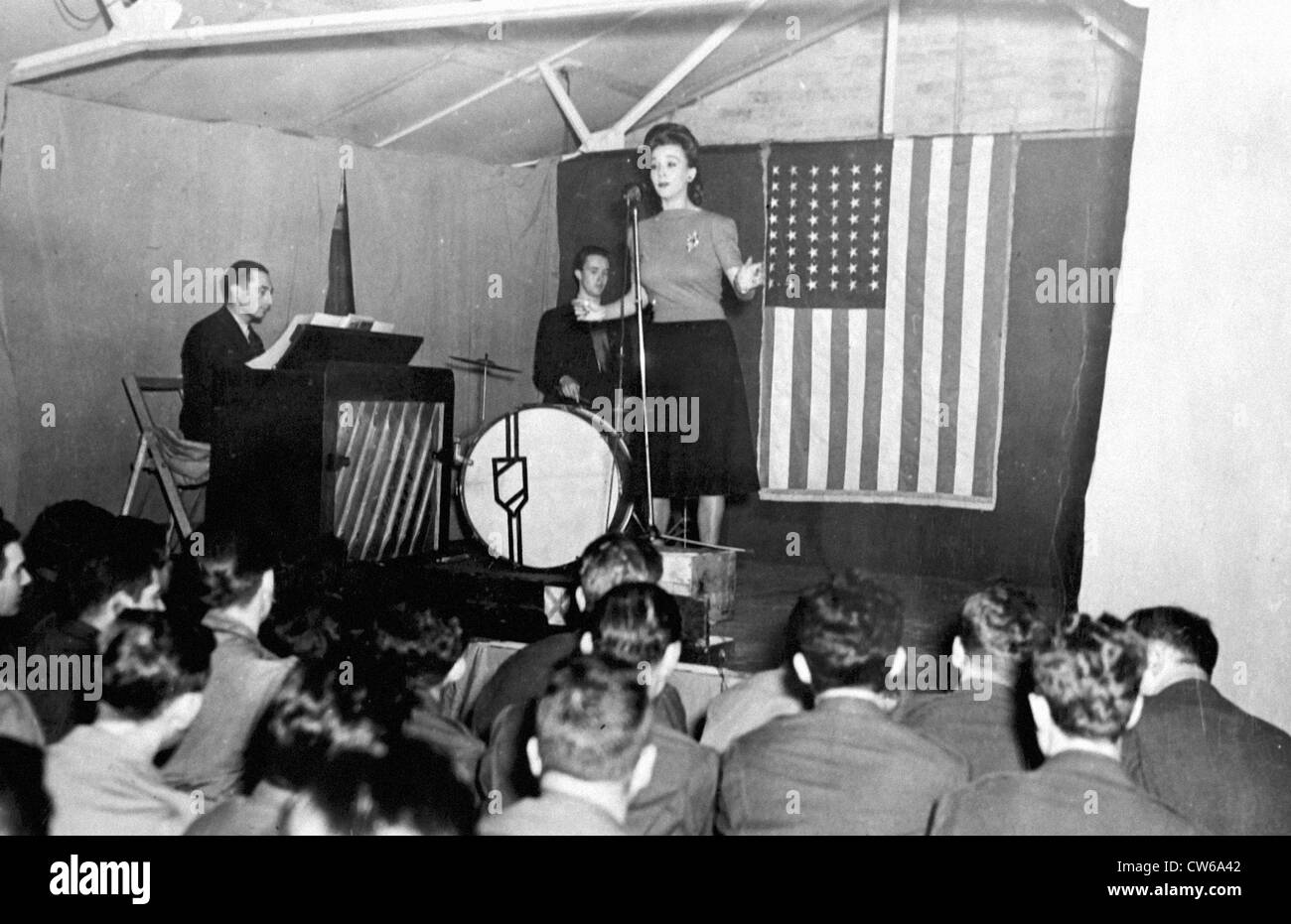 Carole Landis entertains  8th U.S Air Force in Northern Ireland (1943-1944) Stock Photo