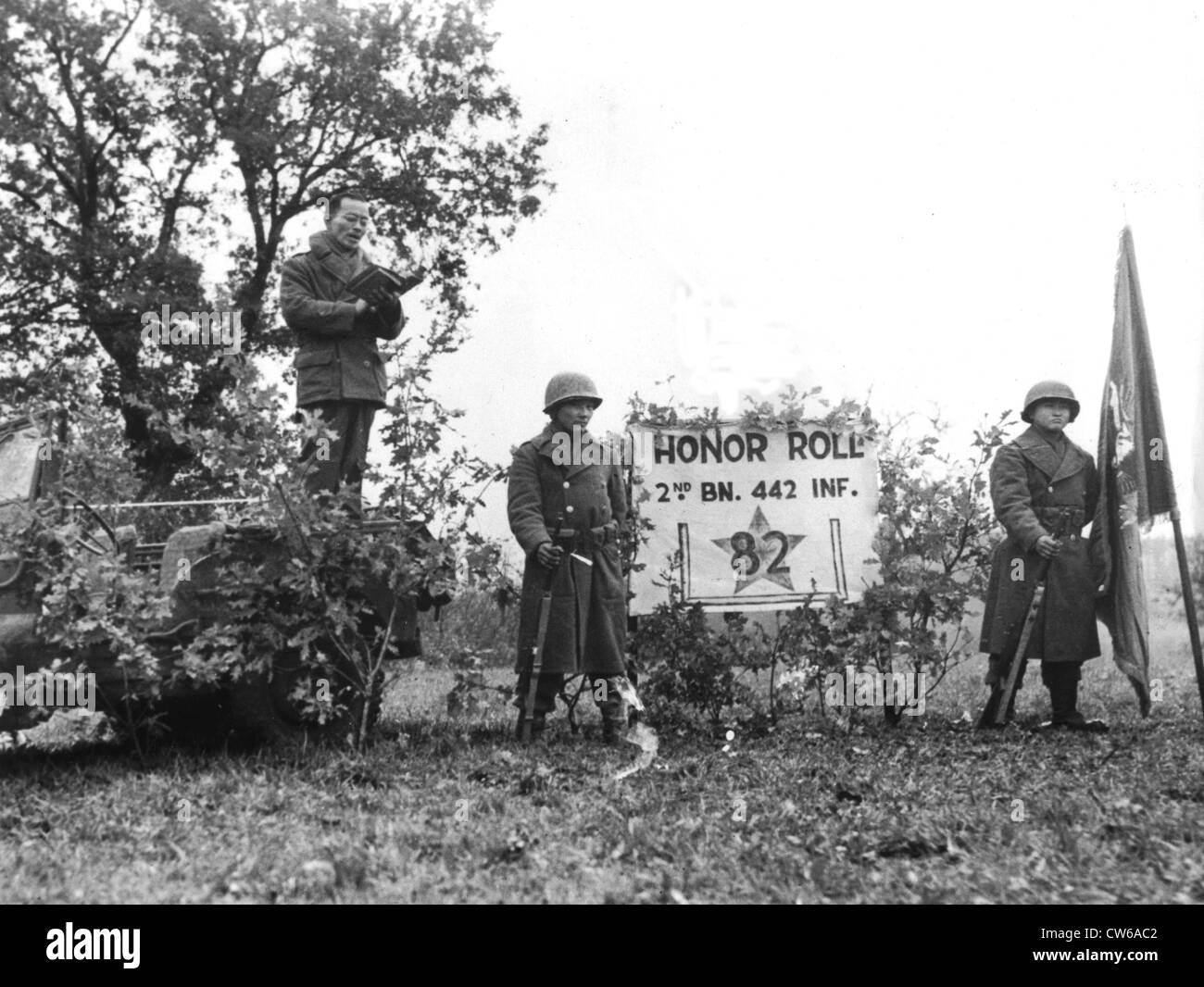 Tribute paid to fallen Americans by U.S soldiers Japanese descent (Eastern France) November 11, 1944 Stock Photo