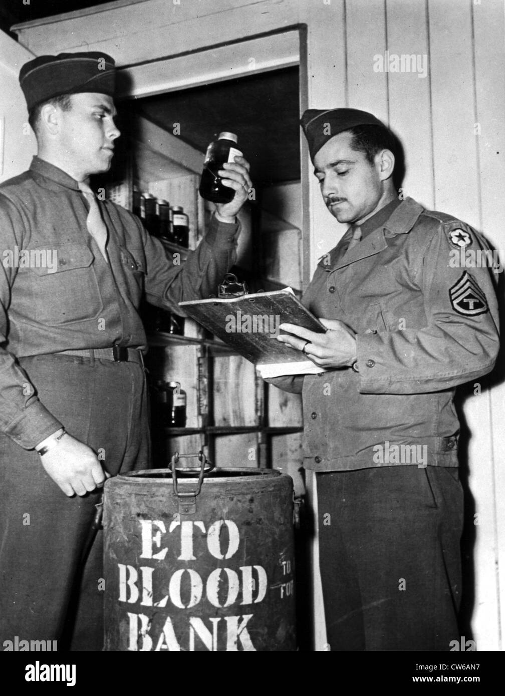 Whole blood shipped to battle zones saves lives of wounded  France (1944) Stock Photo
