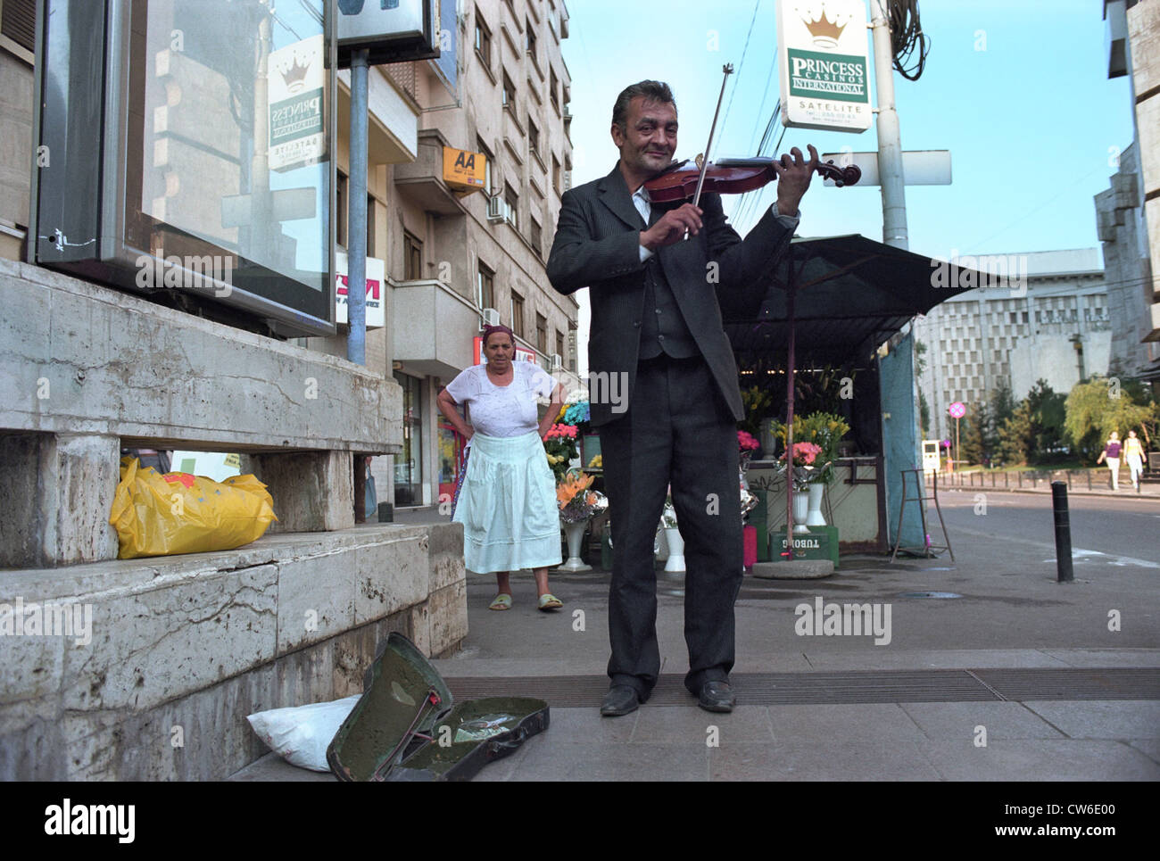 A Sinto plays violin in downtown Bucharest Stock Photo