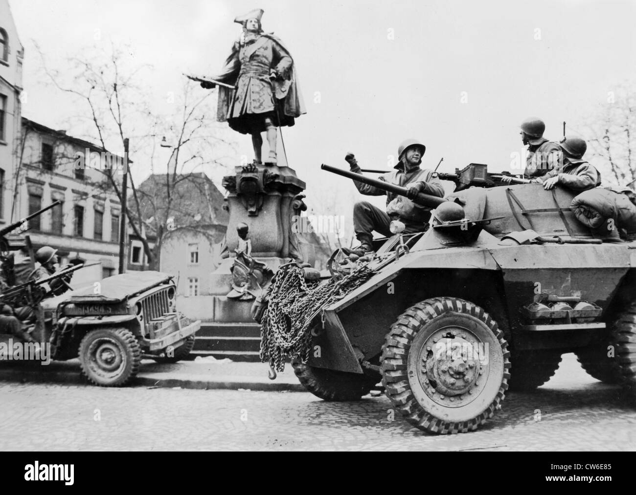 American troops inspect a Prussian statue in Moers, Spring 1945 Stock Photo