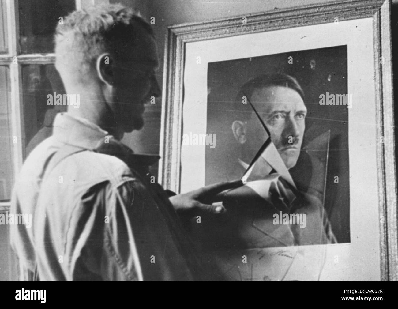 Hitle R Looking A GI looking at Hitler's portrait Stock Photo - Alamy