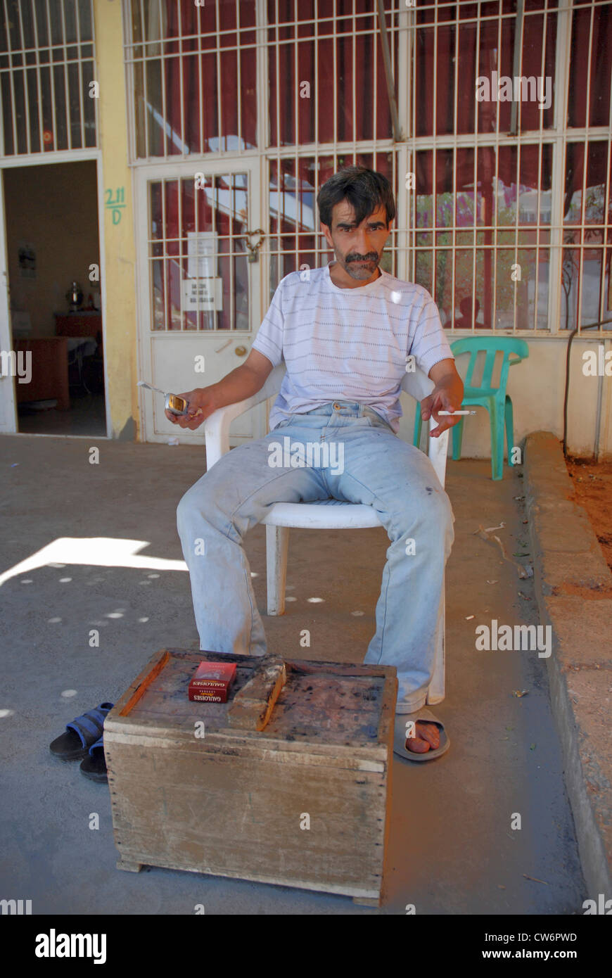 shoeblack waiting for customers, Turkey, South East Anatolia, Mardin Stock Photo