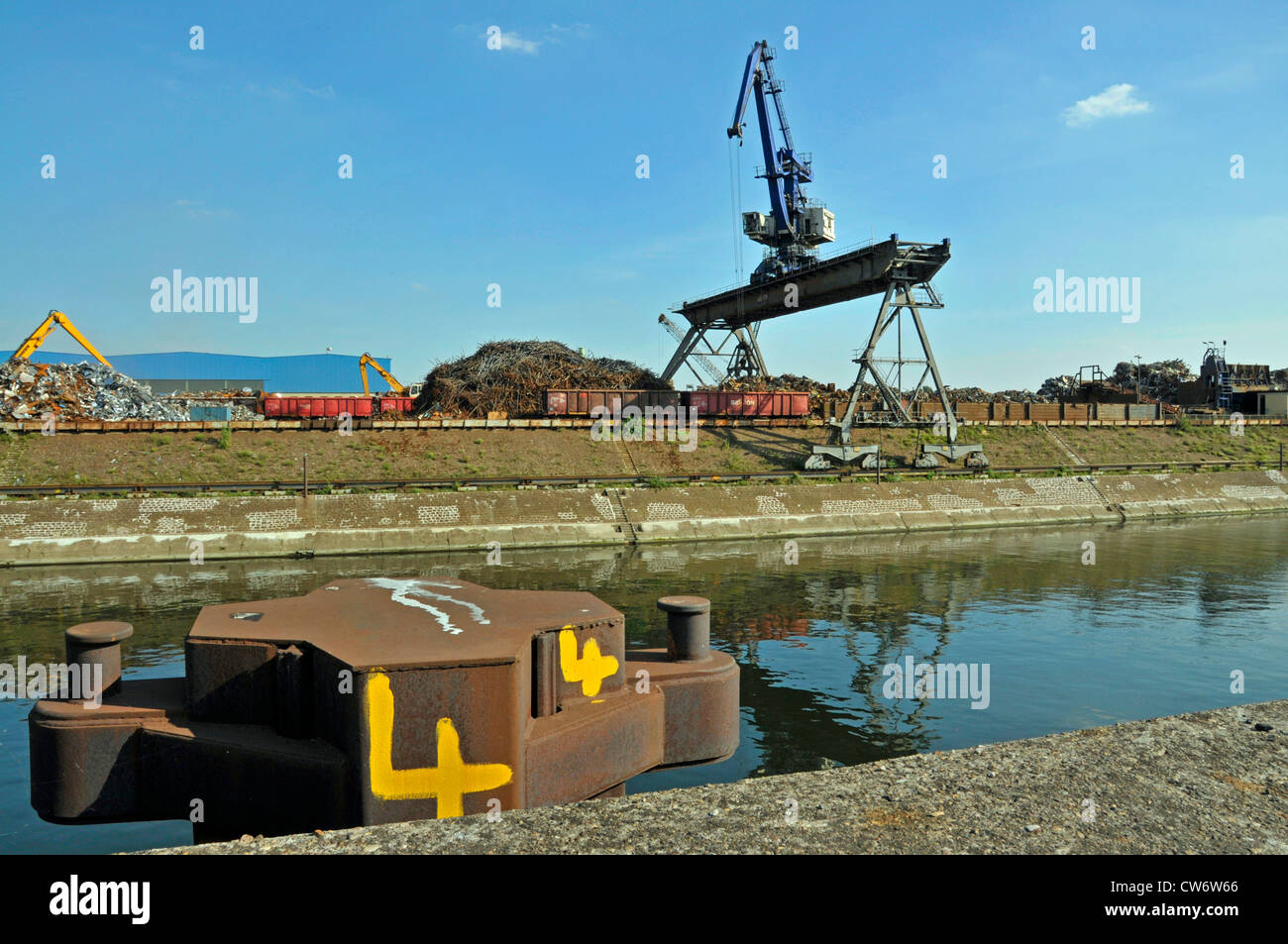 gantry crane unloading metall scrap the inner harbour, Germany, North Rhine-Westphalia, Ruhr Area, Duisburg Stock Photo