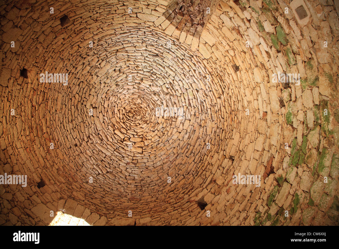 Looking up at the arched dry stone ceiling inside the Chateau de Bonaguil Stock Photo