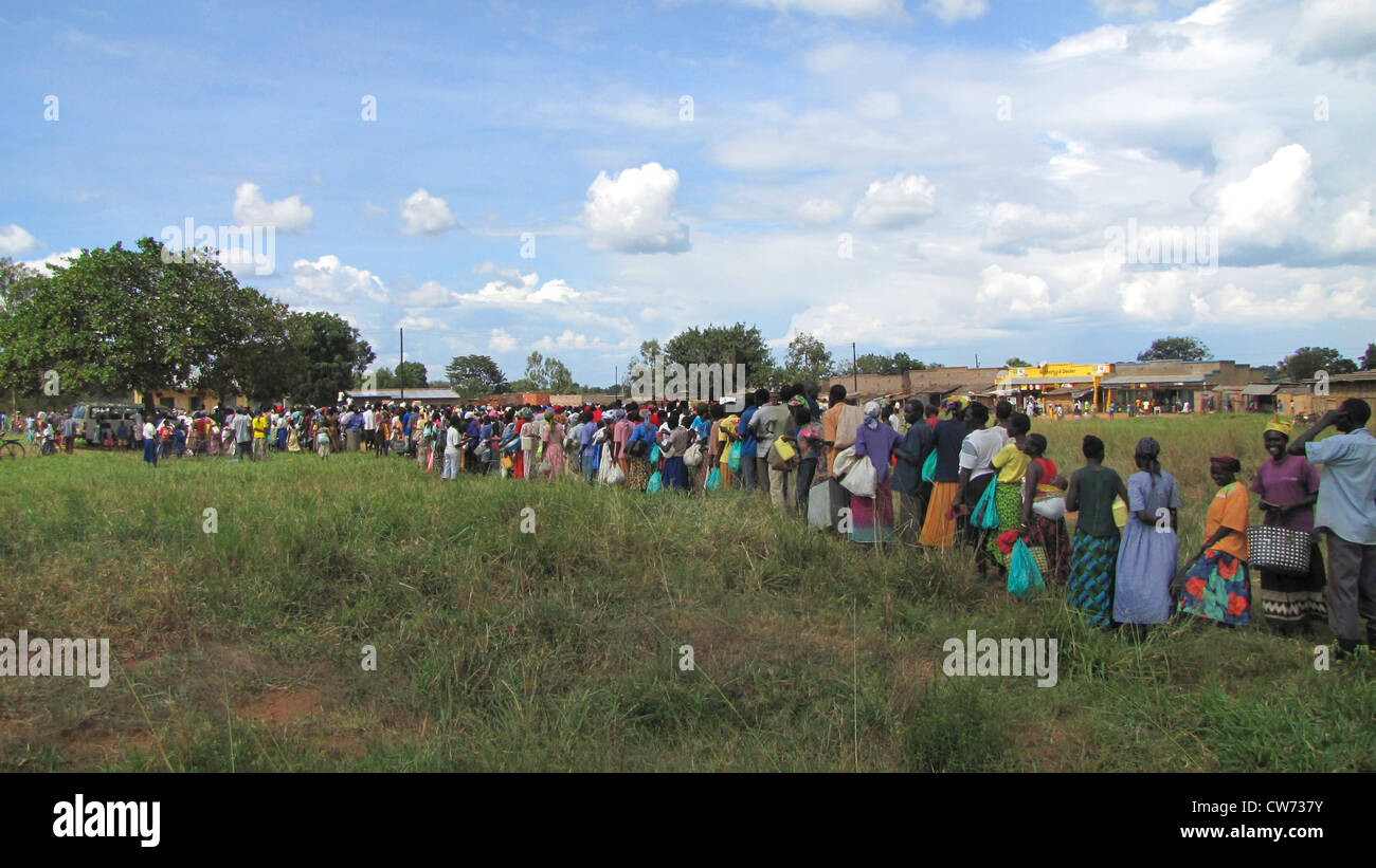 Refugee camp for internally displaced people in northern Uganda around Gulu, the non-governmental organisation 'Norwegian Refugee Council' is distributing food rations for the UN World Food Programme for elderly and hancicapped people, people are lining u, Uganda, Gulu, Gulu Stock Photo