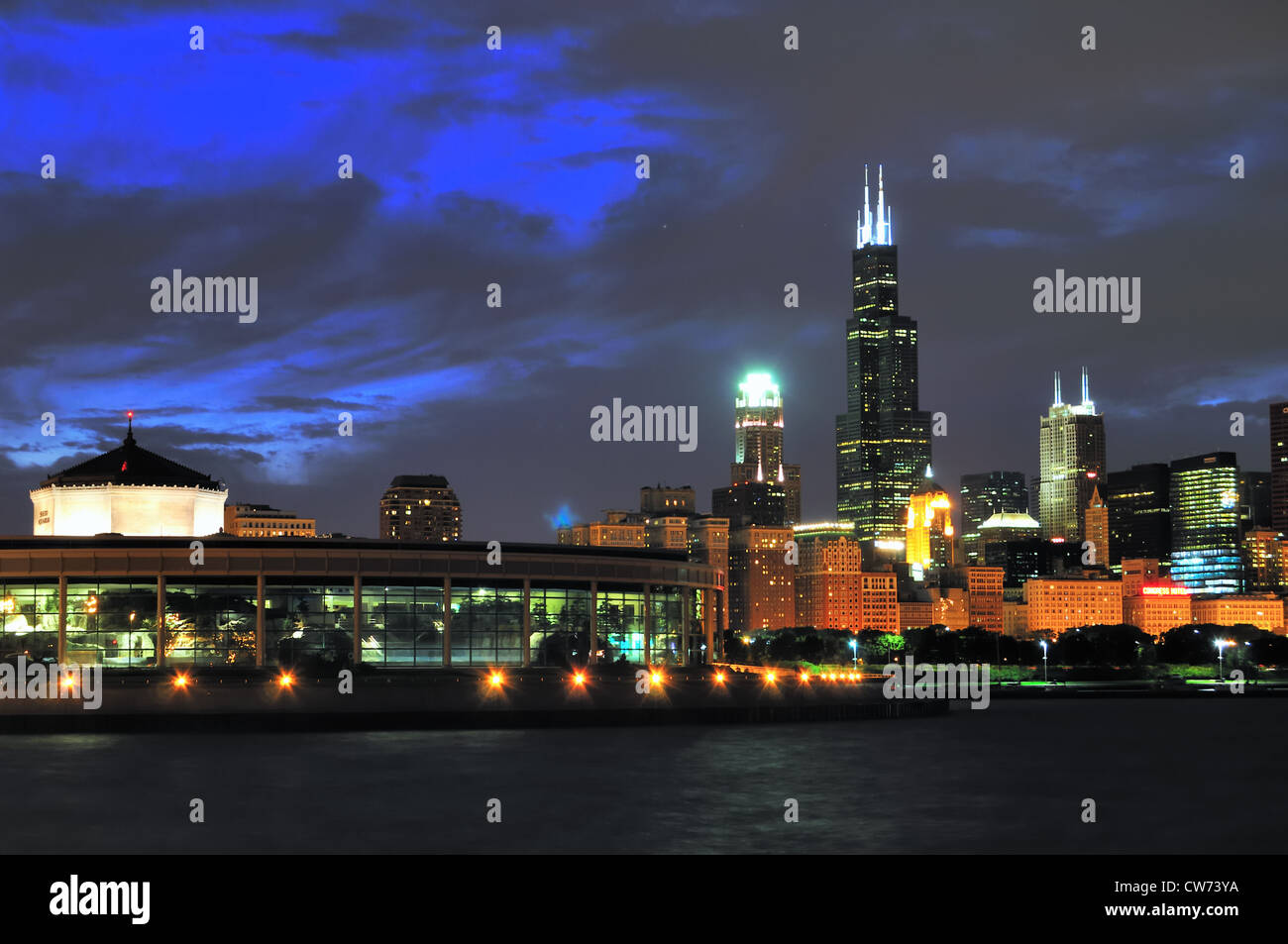 USA Illinois Chicago Shedd Aquarium left foreground the Willis Tower (formerly Sears Tower) lakefront skyline on Lake Michigan Stock Photo
