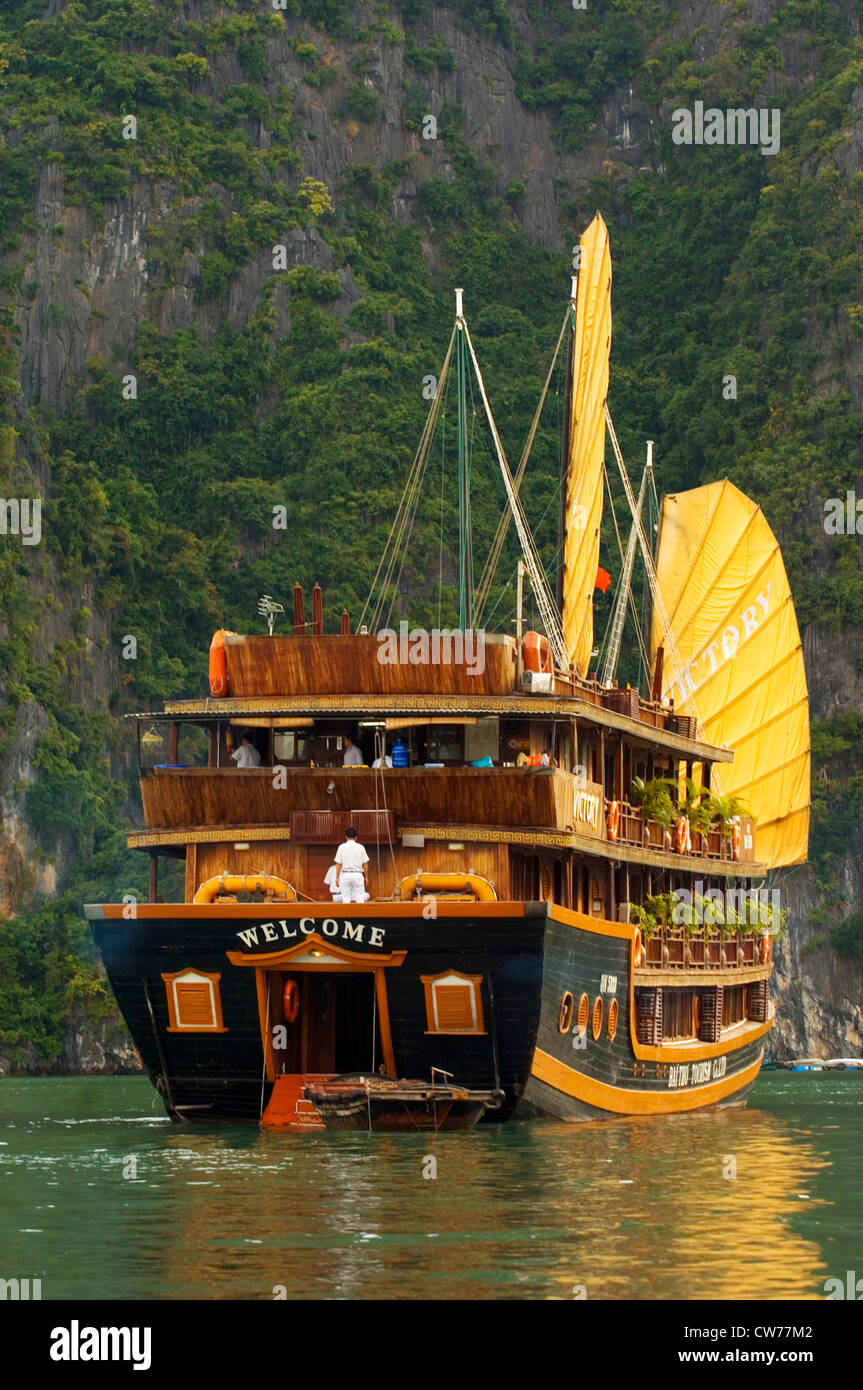 Sailing junk boat junk boat hires stock photography and images Alamy