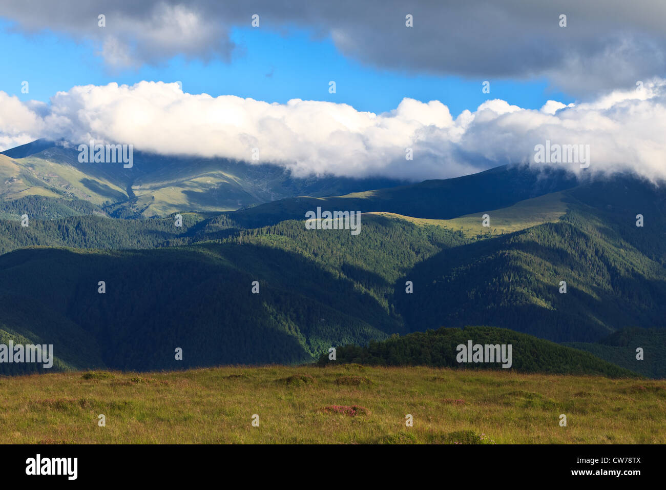 Blue mountains horizon cloud hi-res stock photography and images - Alamy