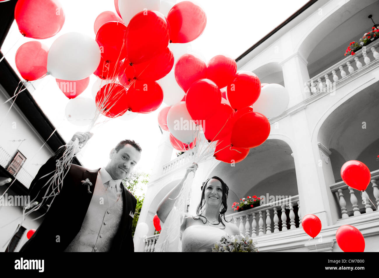 bridal couple with red balloons Stock Photo - Alamy