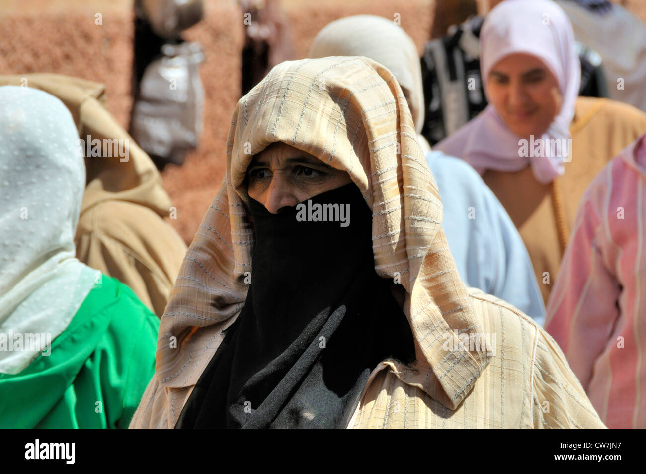 Woman wearing a niqab hi-res stock photography and images - Alamy