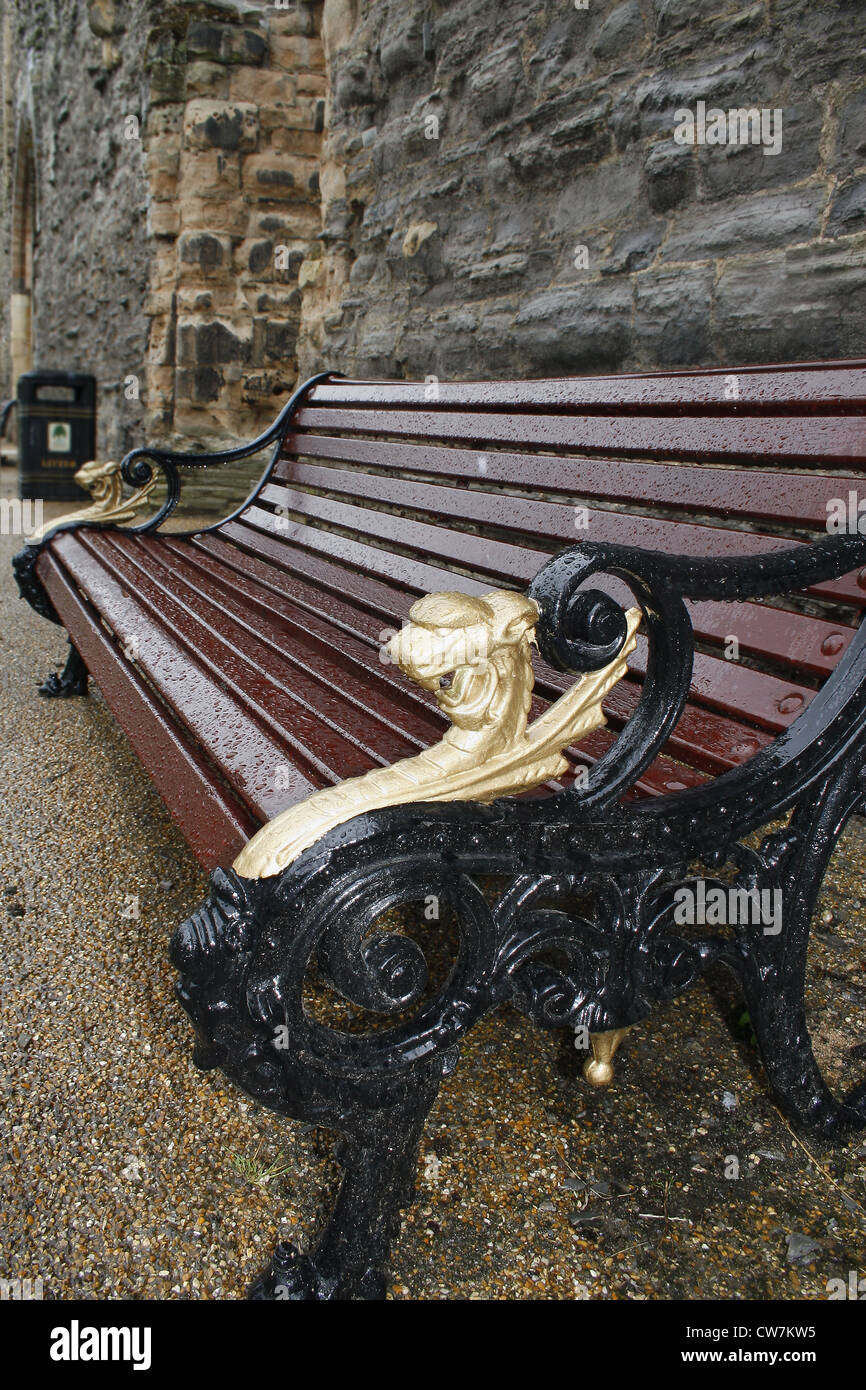 bench in grounds of Newark Castle Newark-on-Trent, Newark, Nottinghamshire, England, UK Stock Photo