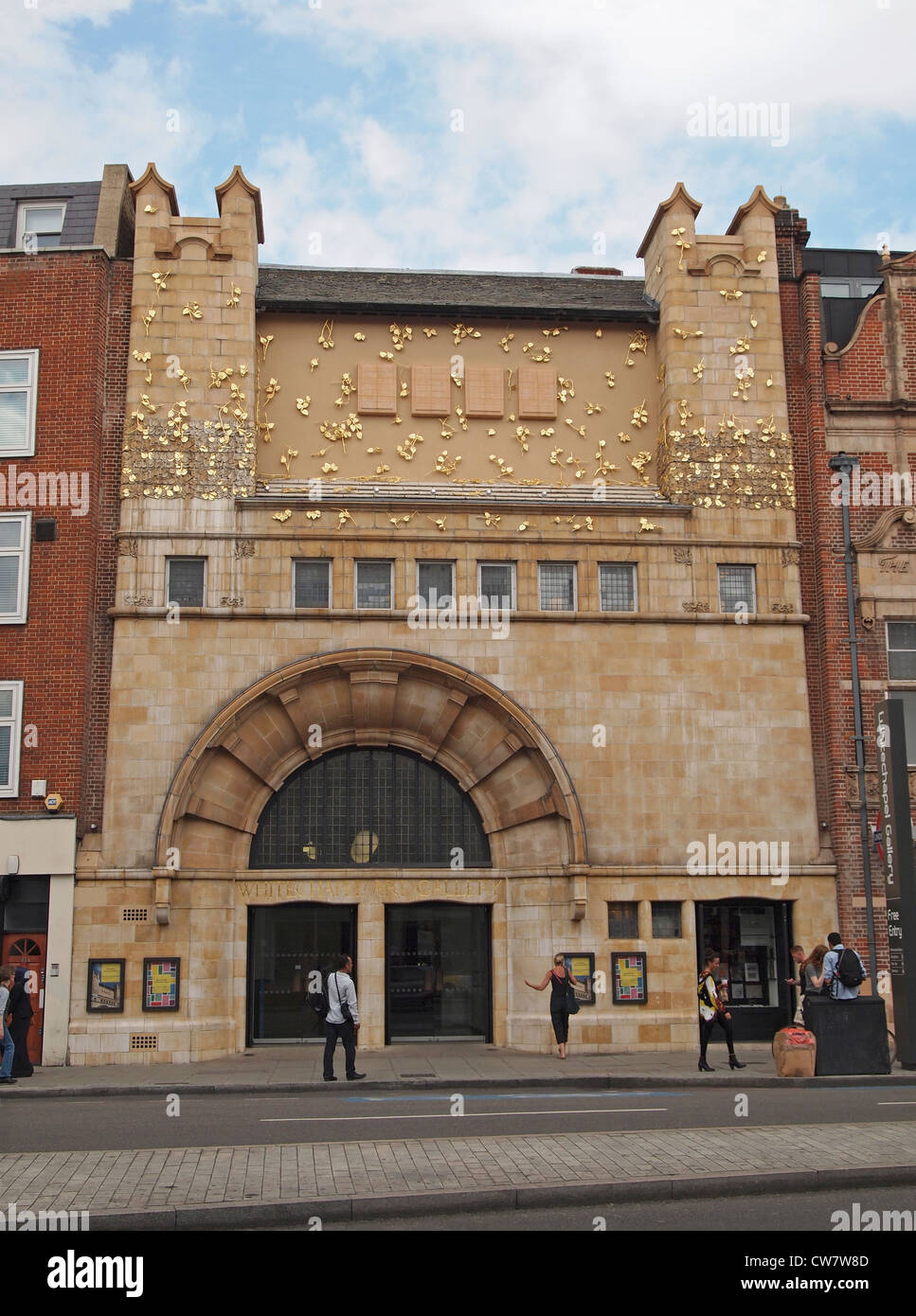 The Rachel Whiteread Frieze on the front of the Whitechapel Gallery, London - the branches and leaves are covered in gold leaf Stock Photo