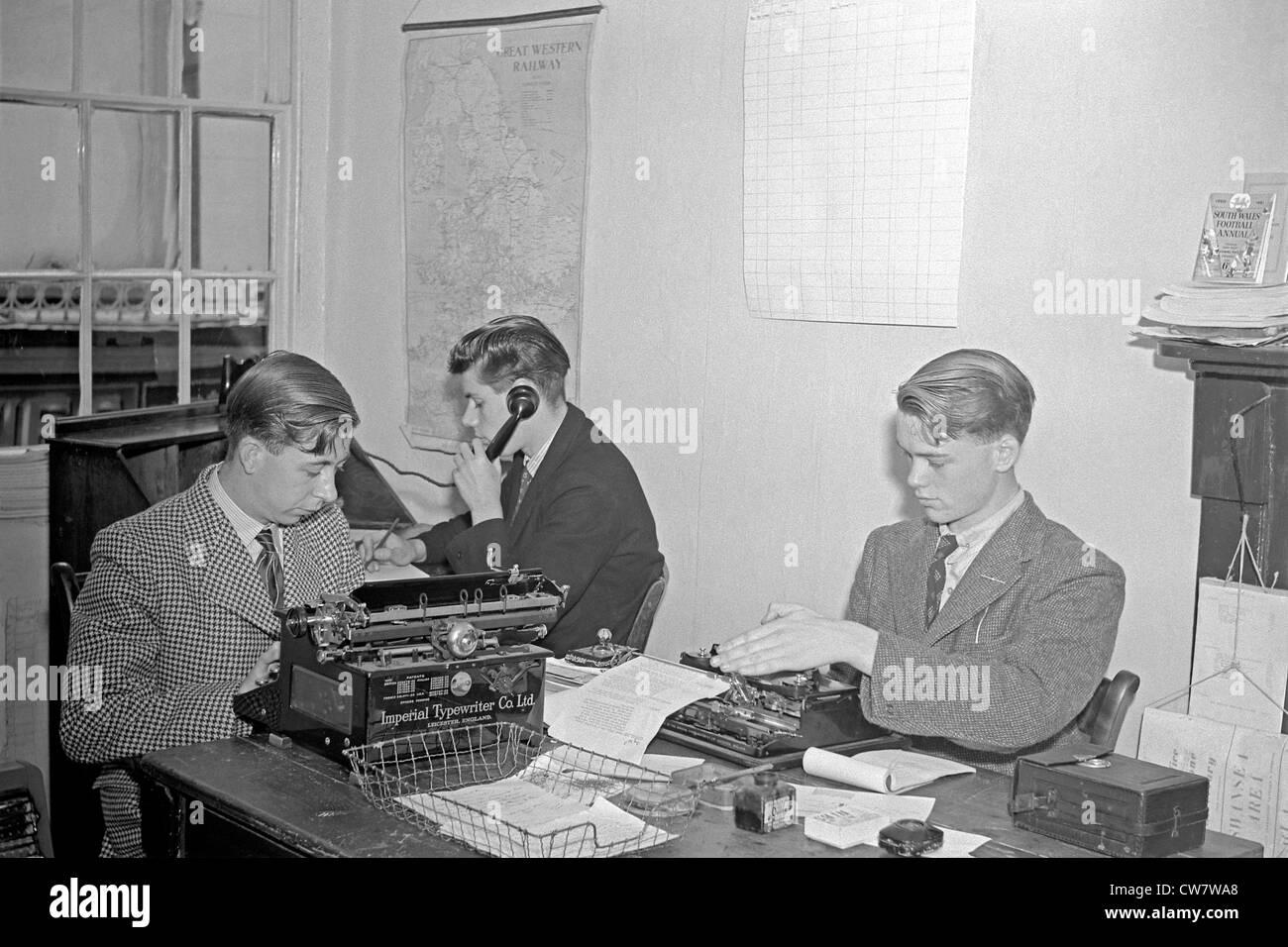 1950s newspaper office - desk workers/journalists at work Stock Photo