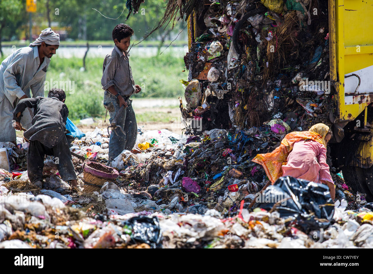 Waste pickers in Islamabad, Pakistan Stock Photo Alamy