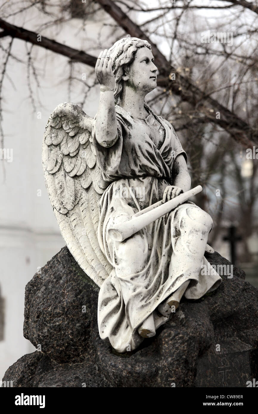 Angel statue hi-res stock photography and images - Alamy