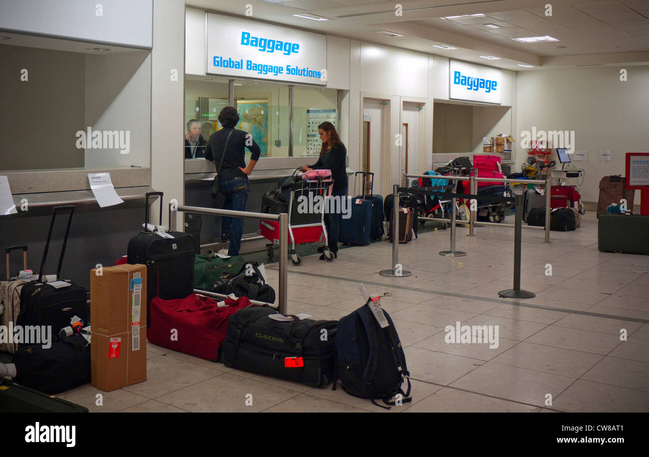 Luggage airport oversize hi-res stock photography and images - Alamy