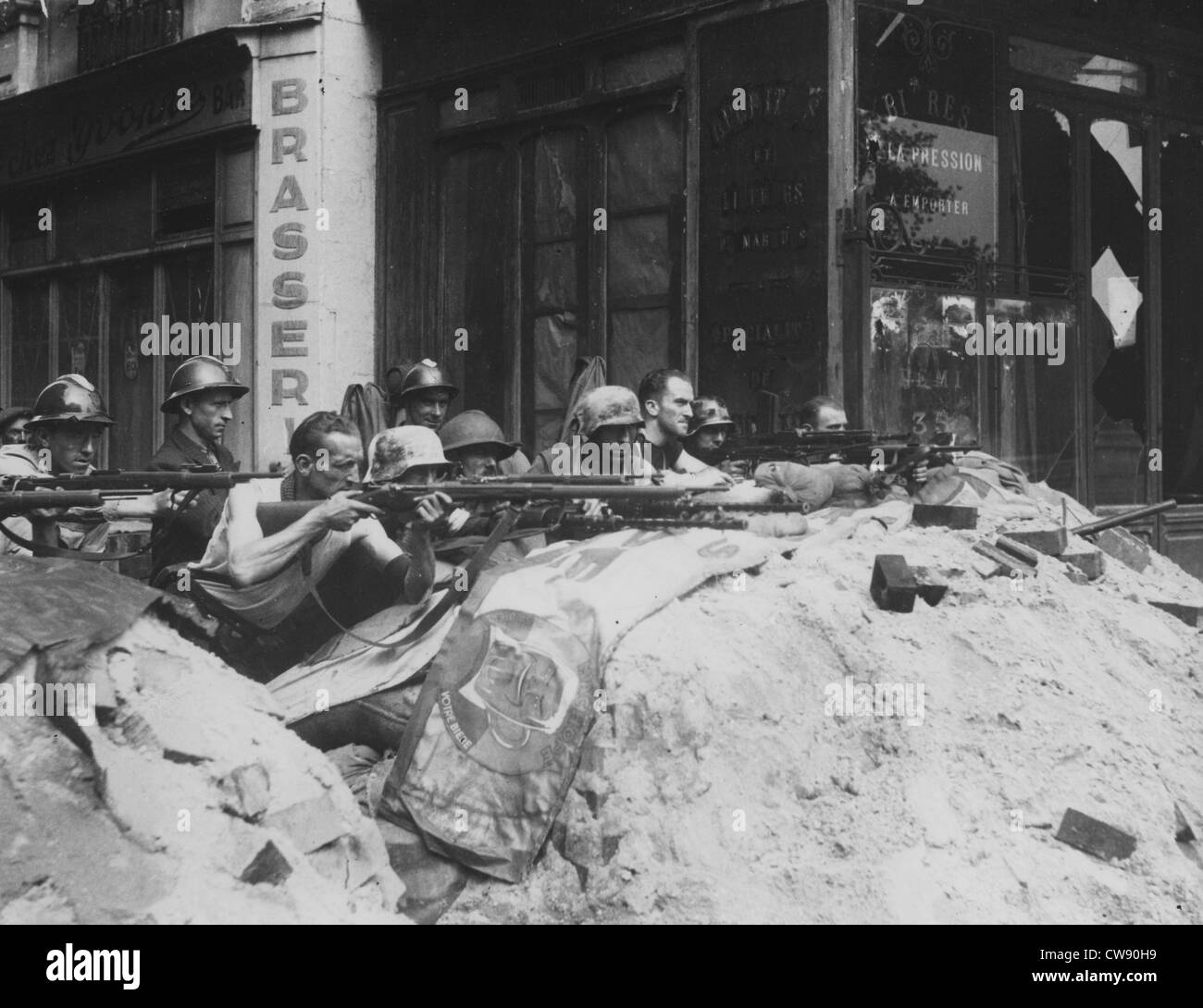 Members F.F.I. lying in ambush in street Paris during Liberation (August 1944) Stock Photo